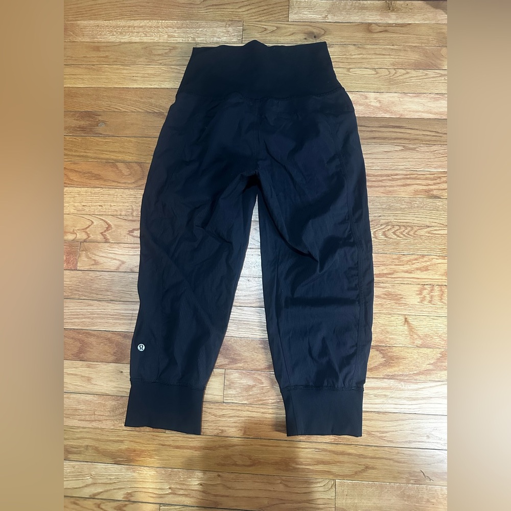 Lululemon Athletica Flux Black Cropped Joggers Dance Studio Sz 4 - Picture 5 of 6